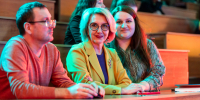 На торжественном концерте, посвященном Дню преподавателя высшей школы, обучающиеся ВолГУ выразили свои теплые чувства преподавателям словами благодарности и творческими номерами. Открыл торжественный концерт проректор по учебной работе Дмитрий Юрьевич Ильин: «Дорогие коллеги, поздравляю вас с Днем преподавателя высшей школы. Работая в университете, мы должны не только передавать знания, но и быть наставниками. Позвольте пожелать вам оптимизма, творческого задора и креатива. По поручению ректора Аллы Эдуардовны Калининой позвольте поблагодарить вас за тот труд, который вы вкладываете в развитие Волгоградского государственного университета, и в воспитание и обучение поколений студентов ВолГУ». На концерте звучали слова признательности в адрес педагогов ВолГУ: преподаватель – это не столько профессия, сколько призвание, нелегкая и ответственная миссия. Именно преподаватель способен раскрыть талант студента, помочь ему найти себя и определить свой жизненный путь, а также воспитать порядочность, отзывчивость и вдохновить на достижение самых высоких целей. Студентка института филологии и межкультурной коммуникации Аделина Ищенко очень трогательно и профессионально спела песню «Мы эхо». С веселой и романтичной песенкой «Два сольди» выступила студентка института истории, международных отношений и социальных технологий Дарья Жарова. Стихотворение Владимира Маяковского в исполнении студента института математики и информационных технологий Артема Воробьева заиграло новыми красками. Коллектив современного танца ВолГУ «RESONANCE» продолжил концерт. Преподаватели университетов всегда являлись признанными авторитетами в обществе. Ведь помимо того, что кандидаты и доктора наук, профессоры и доценты являются высокообразованными людьми, зачастую стоящими на переднем плане научного прогресса, они ещё отдают значительную часть своего времени и душевных сил на передачу своих знаний и опыта молодежи. Для многих они становятся больше чем преподавателями дисциплин – наставниками, научными руководителями, старшими товарищами, примерами для подражания. Творческий номер студентов института филологии и межкультурной коммуникации (Софья Савина, Аделина Ищенко, Ирина Абрамова, Алина Тихонова), а также студента института экономики и управления Ивана Петренко зарядил зал энергией 90-х годов –номер «Музыка нас связала» был принят публикой на ура. А завершила праздничный концерт популярная песня в народном стиле «Матушка Земля», исполненная студенткой института истории, международных отношений и социальных технологий Татьяны Олейниковой под бурные аплодисменты зрителей! В финале мероприятия ведущая Дарья Берладина еще раз поздравила с профессиональным праздником преподавателей ВолГУ: «Ваш благородный труд, терпение и душевная теплота, которыми вы каждый день делитесь со своими студентами, заслуживают самого искреннего уважения. Пусть в ваших аудиториях всегда царит атмосфера любознательности и увлечённости учебным процессом, а в личной жизни будут радость и удача! Желаем вам дальнейших успехов, крепкого здоровья и благополучия». - ВолГУ