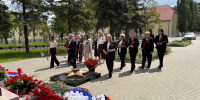 Судьи Красноармейского районного суда и мировые судьи Красноармейского судебного района приняли участие в торжественной церемонии возложения цветов к обелиску «Братская могила воинов 57-й и 64-й армий» - Красноармейский районный суд