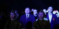 Андрей Бочаров вместе с волгоградцам посмотрел инсталляцию «Свет Великой Победы» - Газета Городские вести