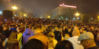 Флаги, давка и дождь: многотысячная толпа заполонила центр Волгограда после салюта - НовостиВолгограда.ру