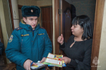 Волгоградские огнеборцы установили пожарные извещатели в семьях социального риска
