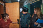 Волгоградские огнеборцы установили пожарные извещатели в семьях социального риска