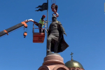 В Волгограде памятник Александру Невскому сняли с постамента
